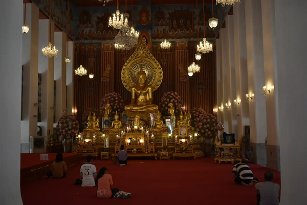Buddha-Statue im Tempel Wat Chana Songkhram, Bangkok